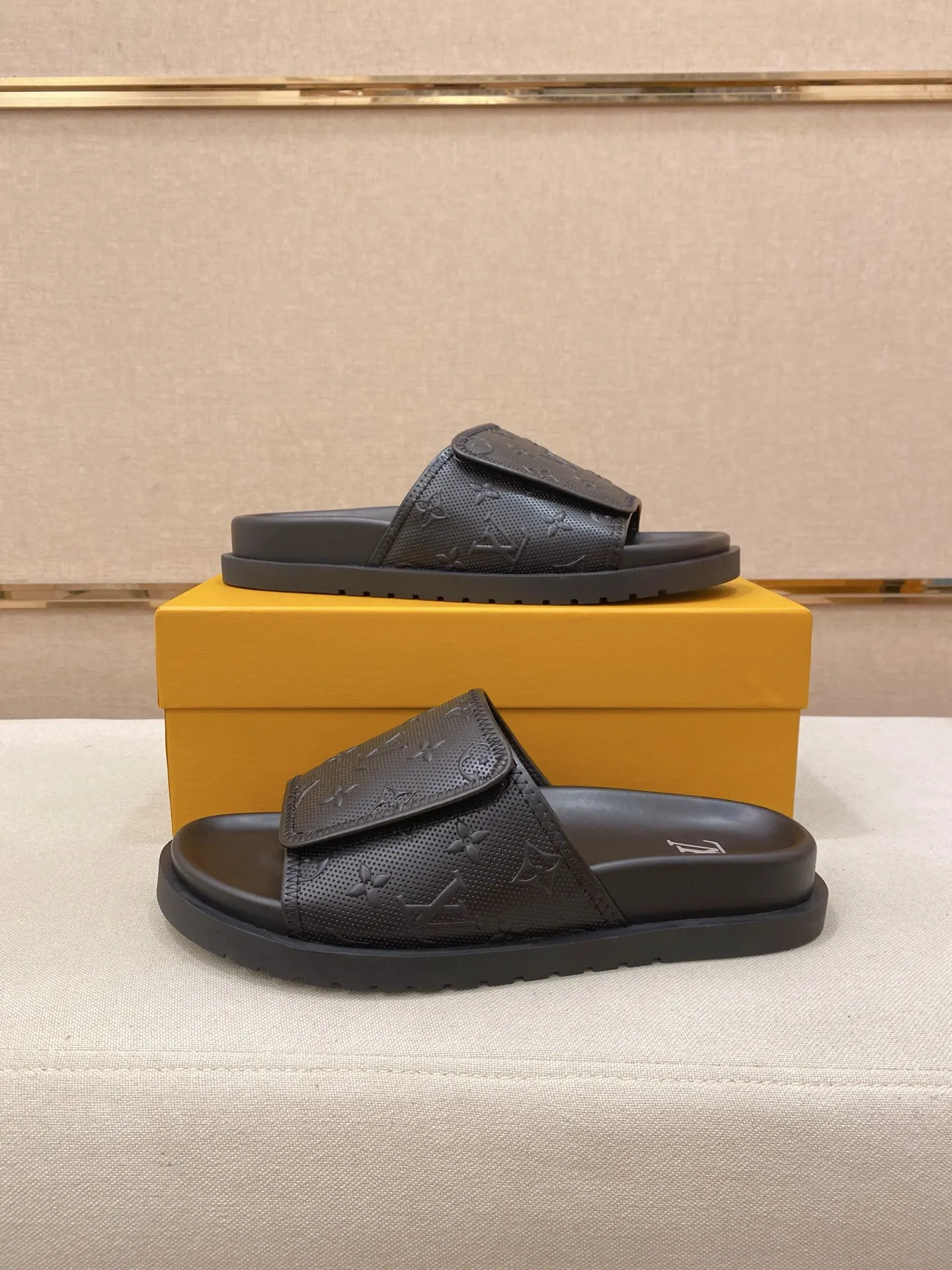 Men's shoes💰: 320💰Made by LV🔍Top purchasing agent, men's spring and summer slippers are available at the same counter. The uppers are made of cowhide imported from Italy, with logo graphics and high-quality craftsmanship. Soles: original soles specially provided by the original factory. Exclusive molded soles are super comfortable. Original goods with single order, 🔍🔍high quality, you can enter and exit the counter at will. Welcome to compare, code number 38-44.